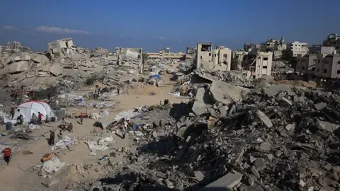 Military Tanks Advance into Key Gaza City Residential Area