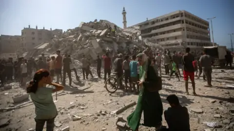 Intensified Artillery Bombardment Unfolds in Gaza City