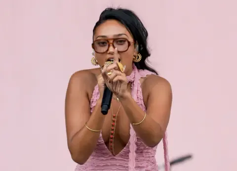 The singer-songwriter Embracing Flawless Standards – Her Art Benefits for It